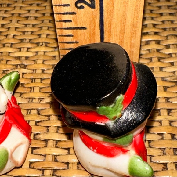 Vintage 1.5” Miniature Snowman Plastic Christmas Decor Broom Shovel Collectables - Picture 8 of 9